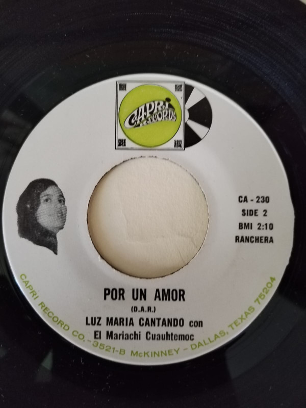 Luz Maria cantando con El Mariachi Cuauhtemoc