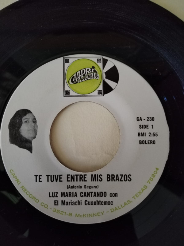 Luz Maria cantando con El Mariachi Cuauhtemoc